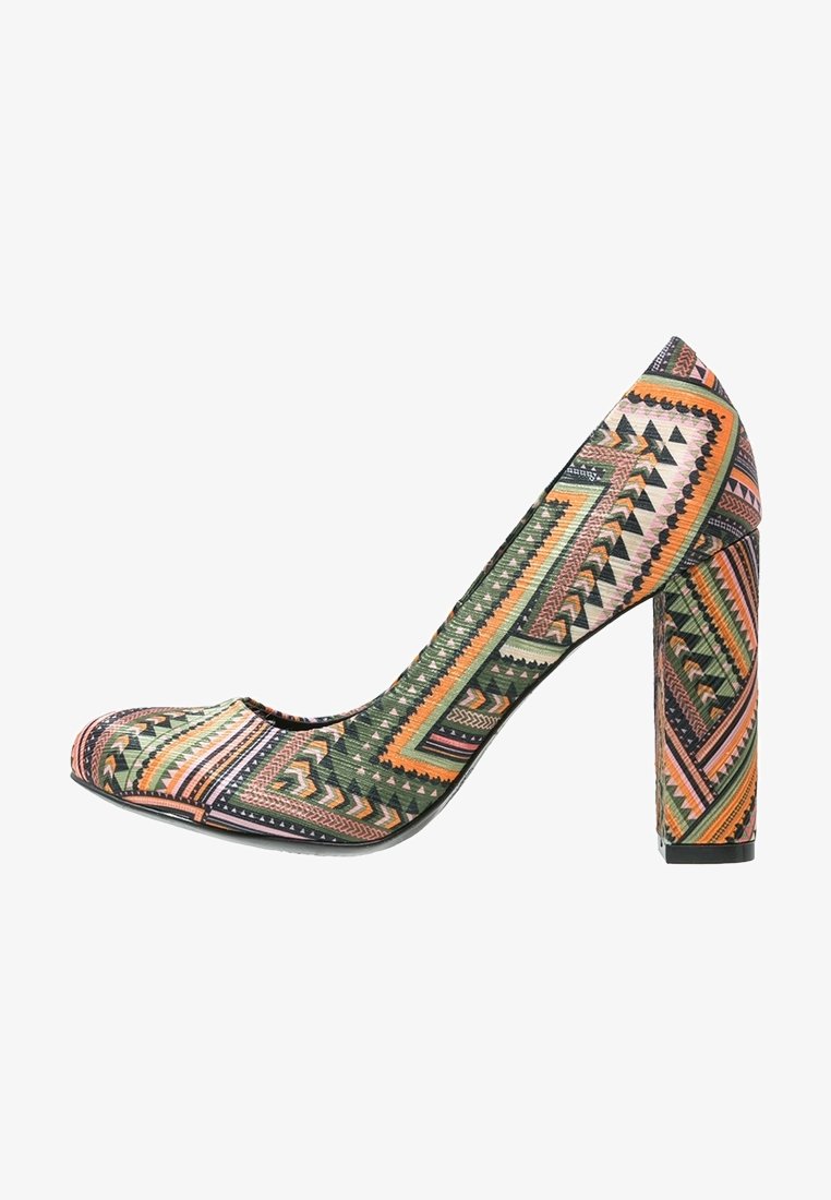 Chaussure à talon haut avec un motif géométrique coloré en vert, orange, rose et noir, avec un bout arrondi et un talon bloc.