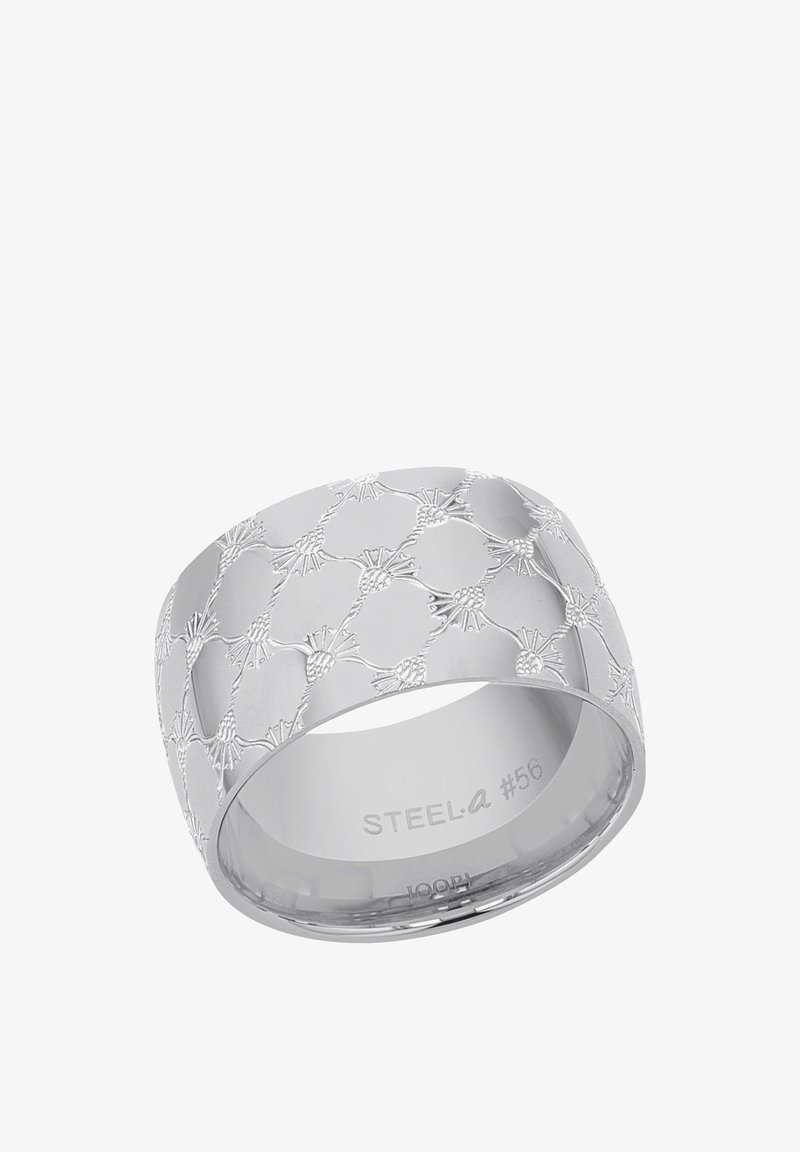 Anneau large en argent avec un motif géométrique gravé de formes d'étoiles interconnectées et l'inscription "STEEL-a #56" à l'intérieur.