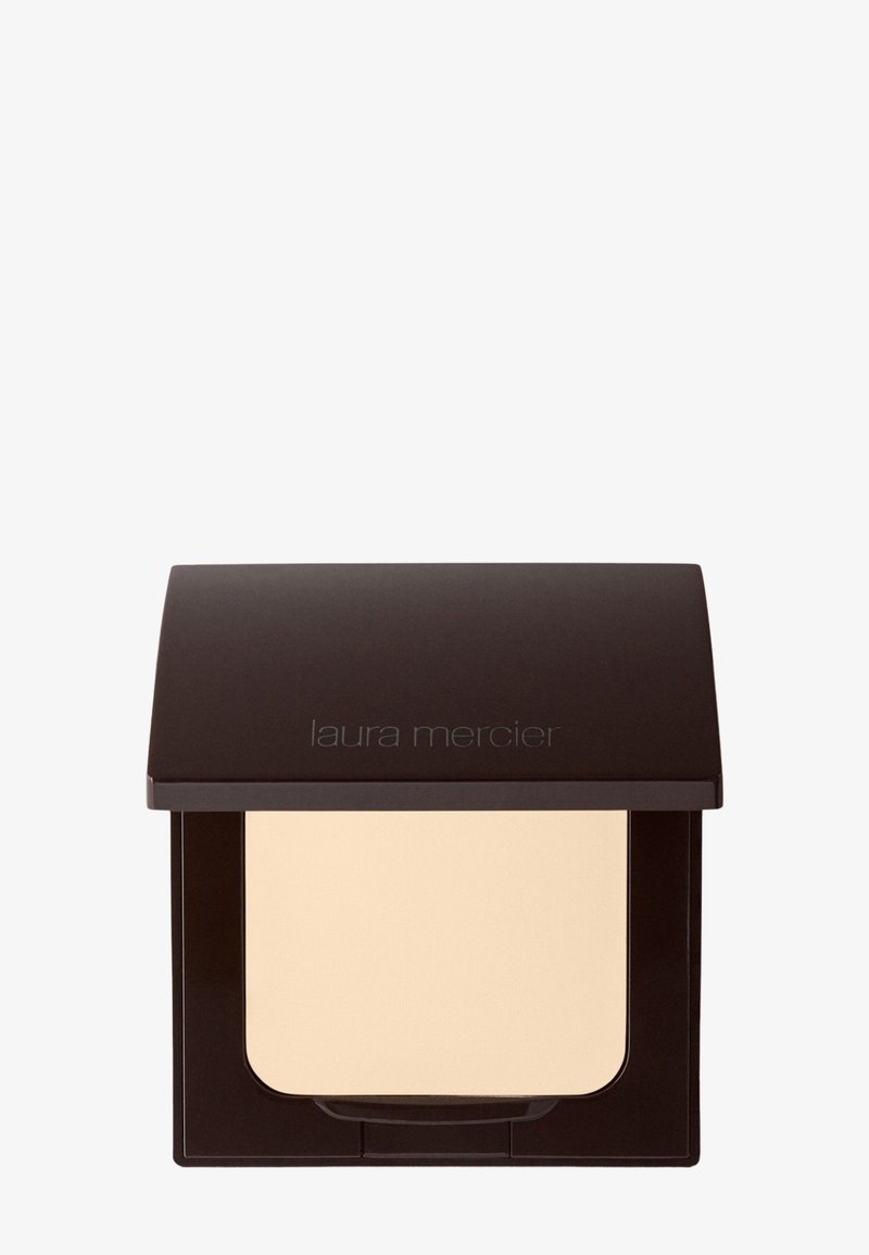 Laura Mercier poederdoos met een matte bruine buitenkant; bevat een lichtbeige poeder in een vierkante pan; heeft een scharnierende deksel.