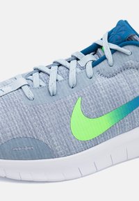 Nike Performance FLEX EXPERIENCE RUN 12 - Chaussures de running sur route - light armory blue/star blue/ashen slate/court blue/green strike/white