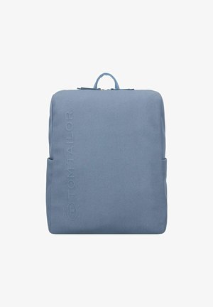 Kwadratowy plecak w jasnoniebieskim materiale o teksturowanej powierzchni, z uchwytem górnym, zapięciem na zamek błyskawiczny oraz wytłoczonym logo po boku.