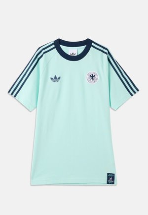 Maglietta sportiva Adidas azzurro chiaro con colletto blu scuro, tre strisce sulle maniche e logo della Federazione tedesca di calcio sul petto.