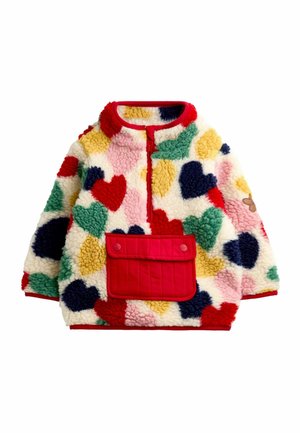 Kinder-Fleecejacke mit mehrfarbigen Herzmustern, rotem Kragen, Reißverschluss und einer Fronttasche mit Knopfklappe.