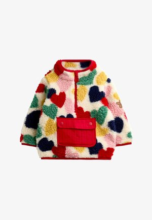 Kinder-Fleecejacke mit mehrfarbigen Herzmustern, rotem Kragen, Reißverschluss und einer Fronttasche mit Knopfklappe.