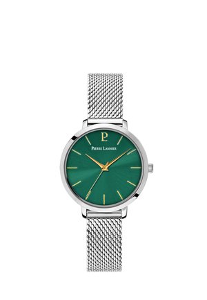 Reloj de pulsera con correa de malla plateada, esfera verde, marcadores de hora y agujas doradas, y el nombre de la marca Pierre Lannier bajo las 12 en punto.