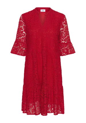 Piros csipkebalettet viselő ruhával, V-kivágással, bő háromnegyedes ujjakkal és több rétegből álló szegéllyel. Virágos csipkeminta egész felületen. Könnyű és félig áttetsző.