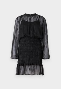 Svart klänning med långa genomskinliga ärmar, samlad textur och volangkant. Tillverkad av lätt tyg med subtil glans och vertikala linjer.