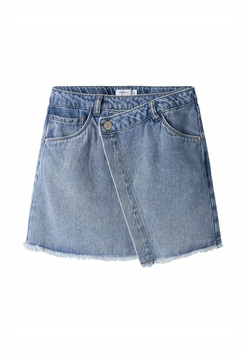 Džínová mini sukně ve světle modré barvě s roztrhnutým lemem, pěti kapsami a zapínáním na knoflík vpředu. Obsahuje volný design a standardní pas.