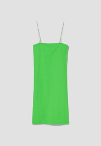 Robe midi côtelée verte avec fines bretelles ajustables, présentant une coupe ajustée et une texture lisse, mettant en valeur une couleur unie et vibrante.