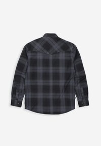 Zwarte geruite blouse met lange mouwen en een spitse kraag. Voorzien van knoopmanchetten en een soepele textuur, die een modern ruitpatroon benadrukt.
