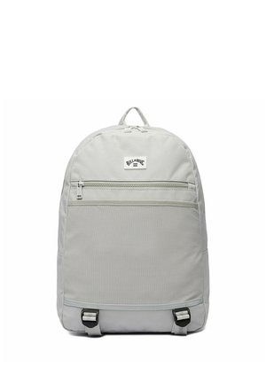 Sac à dos Billabong gris clair avec une poignée supérieure, deux compartiments zippés et des sangles réglables en bas à l’avant.