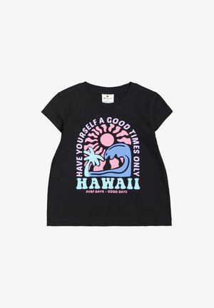 Schwarzes Baumwoll-T-Shirt mit kurzen Ärmeln, das einen grafischen Druck von einer Welle, einer Palme und einer Sonne in Pink und Hellblau zeigt, inklusive Text.