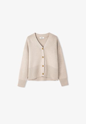 Béžový pletený cardigan s výstřihem do V, spadlými rameny a ribovaným lemem. Má čtyři zlaté knoflíky vpředu. Měkká textura.