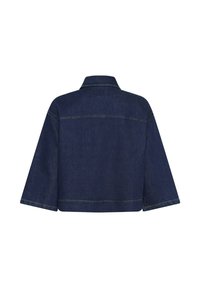 Temno modra jeansa krajšna jakna s širokimi dolgimi rokavi in vidnim šivom, prikazana odzadaj na beli podlagi.