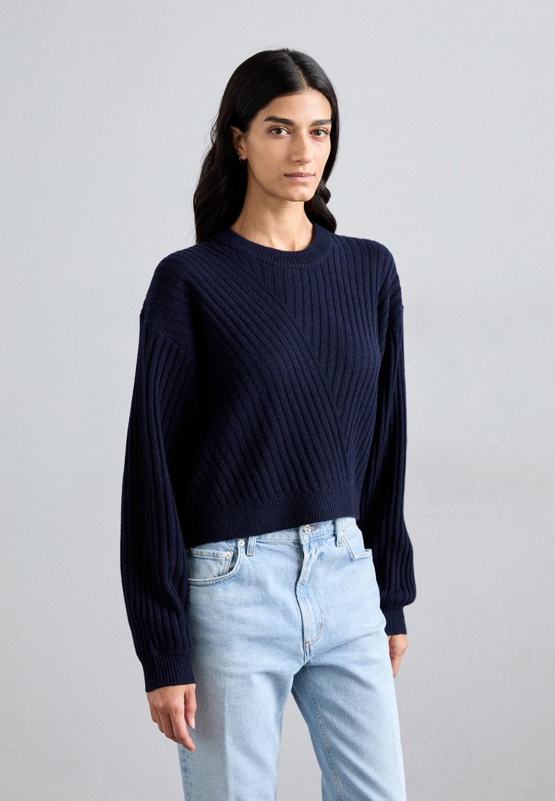 DESIGNERS REMIX - CARMEN  - Strikkegenser - midnight blue, Forstørre