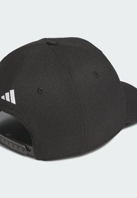 Gorra negra con un diseño estructurado, hecha de tela texturizada. Presenta detalles de logos en blanco y un cierre ajustable de snapback.