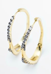 Orecchini a cerchio in oro con un design angolare che presenta una fila alternata di pietre trasparenti e nere lungo un lato. Finitura lucida.