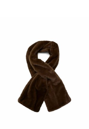 Une écharpe en fourrure moelleuse, brun foncé, est croisée et passée en boucle sur un fond blanc.