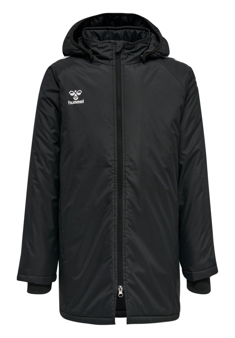 Svart isolerad jacka med huva, hel dragkedja, ribbade manschetter och en logo på vänster bröst. Slät textur, knälång design.