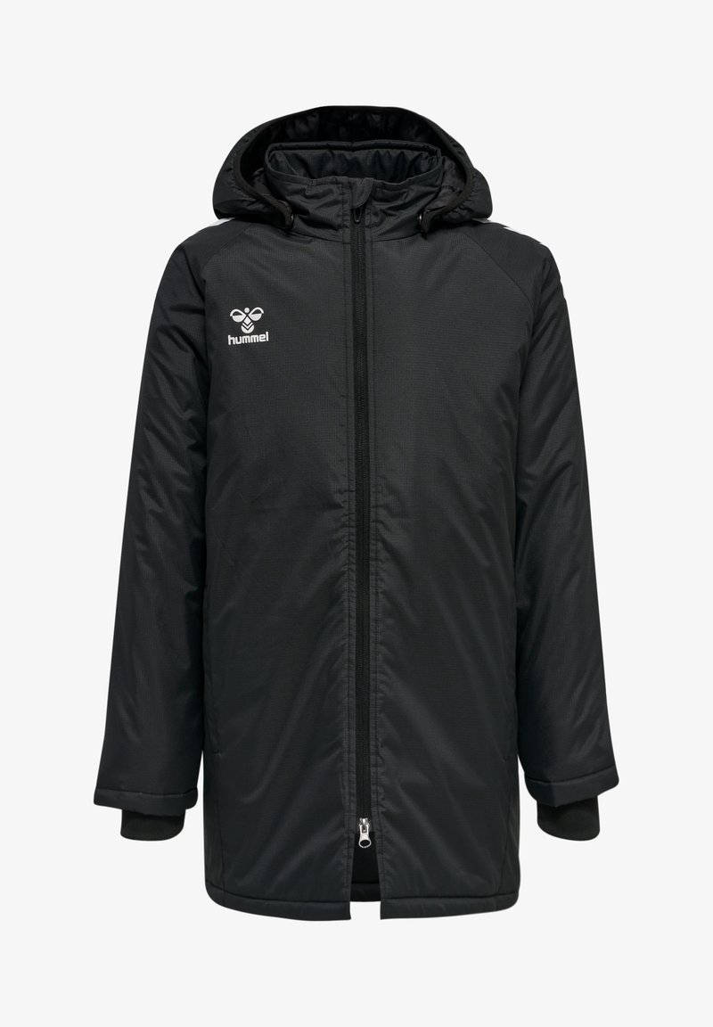 Svart isolerad jacka med huva, hel dragkedja, ribbade manschetter och en logo på vänster bröst. Slät textur, knälång design.