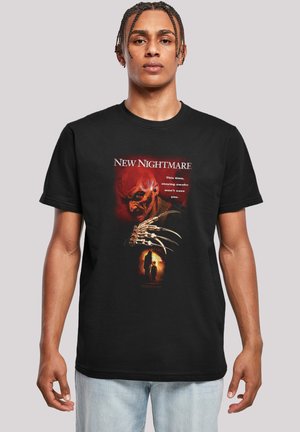 Sort t-shirt med et illustreret horror-graphic fra "New Nightmare," inklusive levende farver, kløer og tekst på en mørk baggrund.