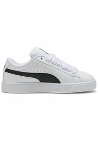 Fehér sneaker fekete oldalsávval, texturált gumitalppal, kerek orral és lapos fűzővel. Simaságú szintetikus felsőrész varrott díszítésekkel.