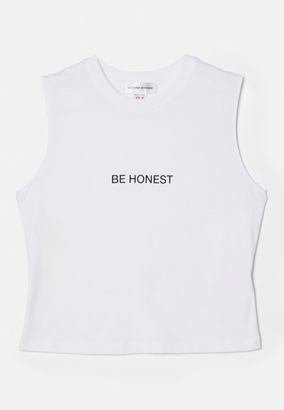 Άσπρο αμάνικο crop top από βαμβάκι με στρογγυλή λαιμόκοψη και μαύρο κείμενο "ΝΑ ΕΙΣΑΙ ΕΙΛΙΚΡΙΝΗΣ" τυπωμένο μπροστά. Απλός σχεδιασμός.