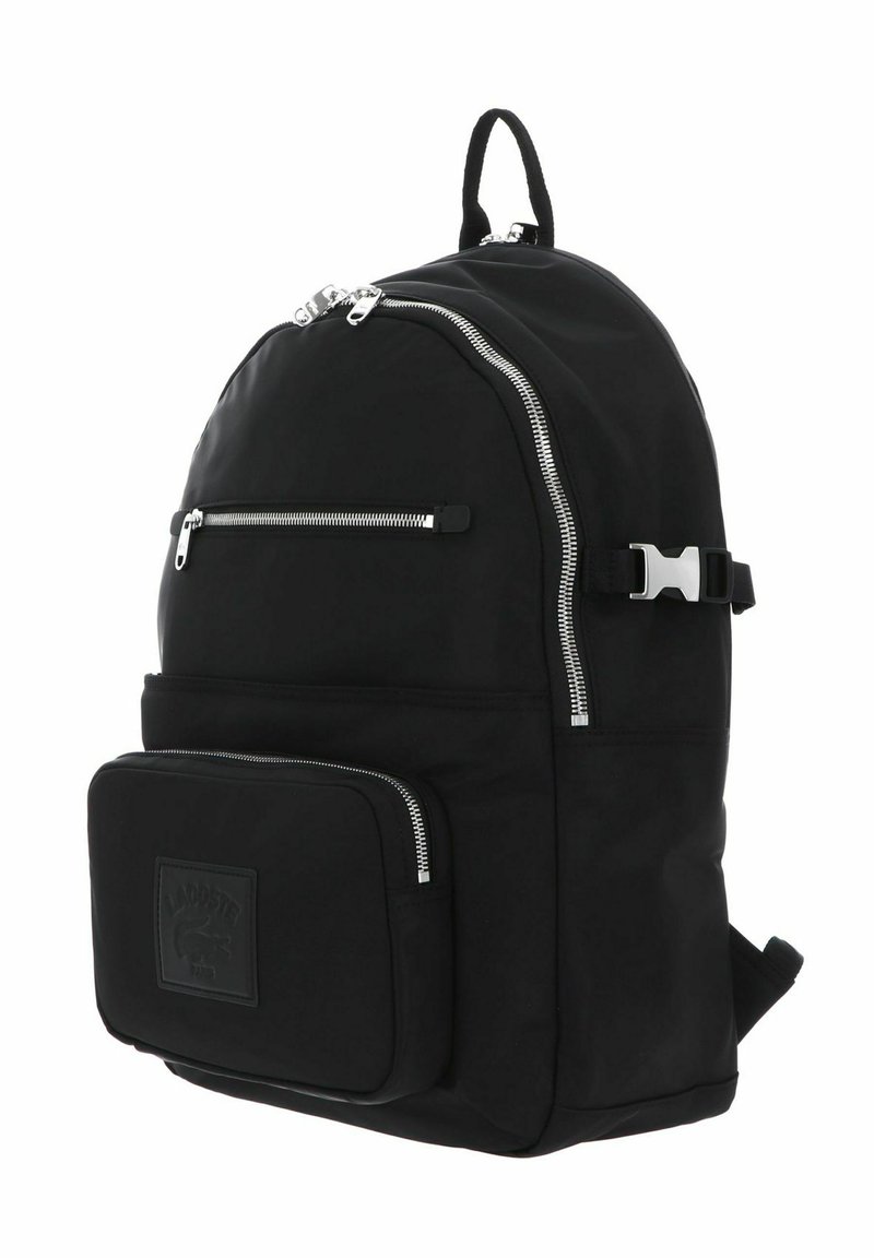 Schwarzer Rucksack mit vorderen und oberen Reißverschlusstaschen, seitlichem Schnallenriemen und oberem Tragegriff, vor weißem Hintergrund abgebildet.