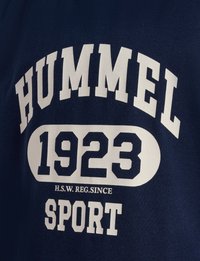 Marineblå bomulds t-shirt med hvid tekst: "HUMMEL", "1923" og "SPORT", samt et lille designelement med teksten "H.S.W. REG.SINCE".
