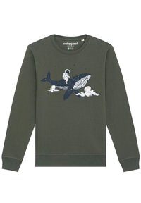 Olivgrüner Sweatshirt mit Rundhalsausschnitt und gerippten Bündchen, das ein grafisches Design eines Astronauten zeigt, der auf einem Wal zwischen Wolken reitet.