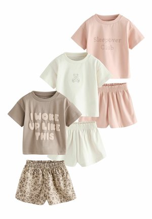 Trzy zestawy piżam z krótkim rękawem i szortami z elastycznym pasem w kolorach różowym, białym, taupe oraz w panterkę, z motywami „Sleepover Club”, misia i „I woke up like this”.