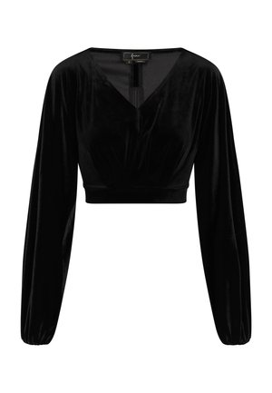Blusa negra corta hecha de suave terciopelo, con un escote en V, mangas largas abullonadas y una cintura ajustada con sutiles pliegues.