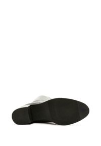 Szare skórzane botki za kostkę z okrągłym noskiem i niskim obcasem, z teksturowaną czarną gumową podeszwą oraz subtelnym wymiarem diagonalnego przeszycia.