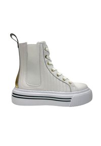 Sneaker high-top bianco con tomaia testurizzata, dettagli dorati, linguetta nera a contrasto e suola bianca spessa con strisce verdi.
