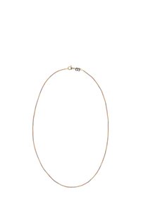 Metalhalskæde med sammenflettede tråde i guld, sølv og rosaguld farver, med en glat, skinnende overflade og en slags lås i lobster-stil.