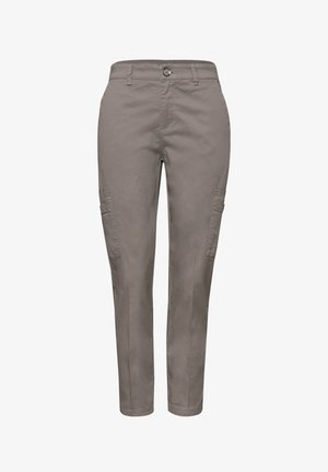 Pantalon à jambes droites couleur taupe avec fermeture par boutons, passants de ceinture et poches à rabat sur les deux cuisses.