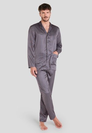 Conjunto de pijama para hombre en un tejido liso y oscuro con un patrón geométrico en rojo y blanco. La parte superior cuenta con un cuello de solapa y botones; los pantalones tienen una cintura elástica.