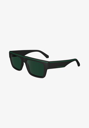 Occhiali da sole neri con lenti rettangolari di tonalità verde, caratterizzati da una finitura opaca e un accento verde a contrasto lungo il bordo superiore della montatura.