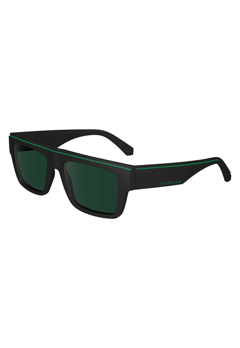 Occhiali da sole neri con lenti rettangolari di tonalità verde, caratterizzati da una finitura opaca e un accento verde a contrasto lungo il bordo superiore della montatura.