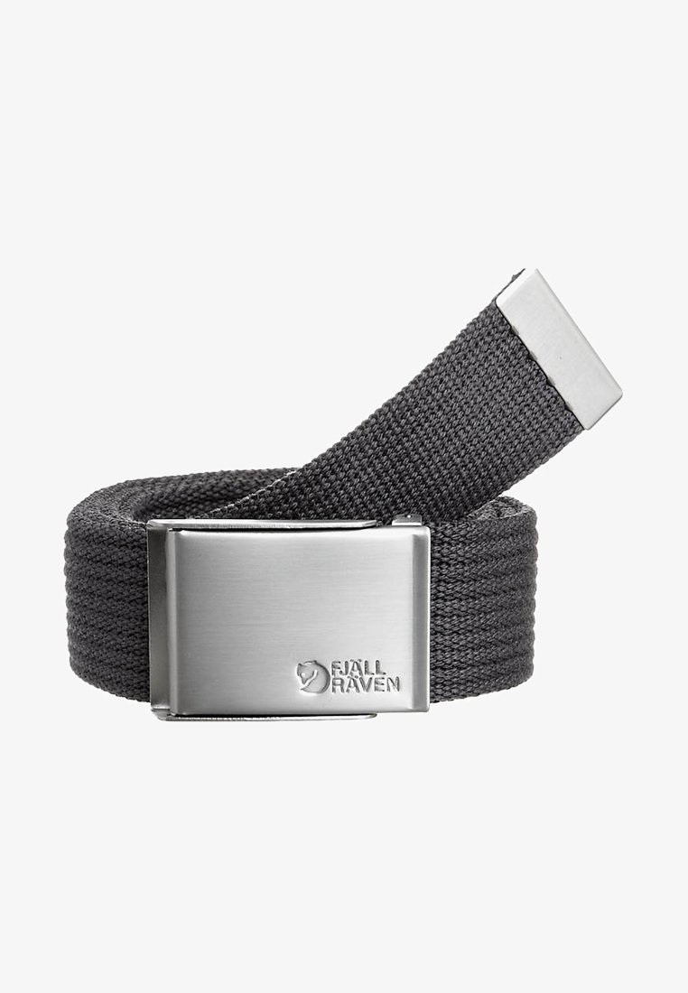 Ceinture tissée grise avec une boucle en métal argenté. La boucle arbore un logo gravé. La ceinture présente un design en tissu texturé et durable.