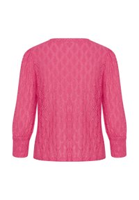 Blouse en dentelle rose avec un motif en losanges, à manches longues et décolleté arrondi. Présente des manches froncées avec des poignets élastiques et une finition texturée.