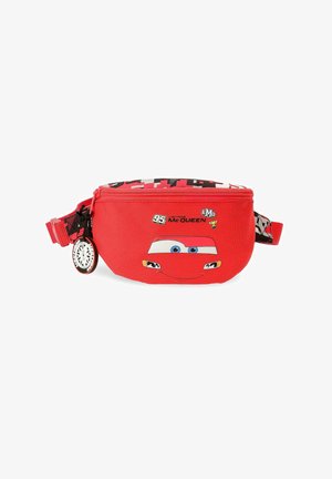 Riñonera roja para niños con la cara de Rayo McQueen, texto "95" y "McQueen", correa a cuadros en blanco y negro, y tirador de cremallera en forma de rueda.