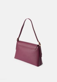 Vínová kabelka so štruktúrovaným dizajnom, hladkou textúrou a jedným uchom. Obsahuje zlatý kovový detail a preklápaciu chlopňu.