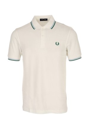 Polo bianca a maniche corte con colletto e polsini a righe verdi e blu, abbottonatura a due bottoni e logo corona d'alloro verde sul petto a sinistra.