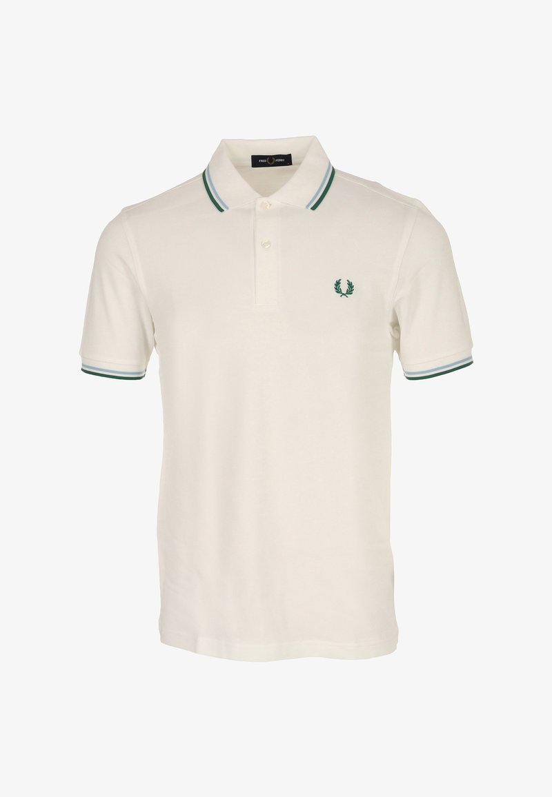 Witte polo met korte mouwen en een kraag en manchetten met groene en blauwe strepen, twee knopen aan de hals, en een groen lauwerkranslogo op de linkerborst.