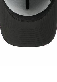 Schwarze Kappe mit flacher Krempe, grauem Innenfutter und mehrfarbigen Sprenkeln entlang des Randes. Verfügt über ein gesticktes Design und eine strukturierte Krone.