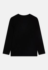 Schwarzes Langarm-T-Shirt aus weichem Baumwollstoff, mit Rundhalsausschnitt und minimalistischen Design ohne sichtbare Nähte oder Muster.
