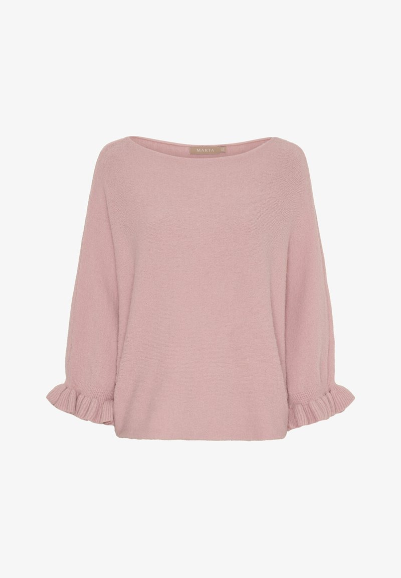 Blød lyserød strikket sweater med bred bådhalsudskæring og 3/4-ærmer med flæsekant, vist på en ensartet hvid baggrund.