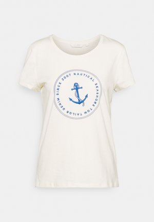 Wit T-shirt met korte mouwen en ronde hals, met een blauwe ankerafbeelding en cirkelvormige tekst met de woorden "Nautical Seashore Tom Tailor Denim Sinds 2007."