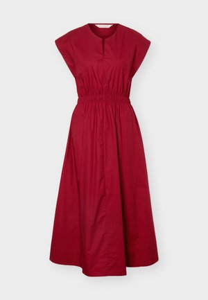 Κόκκινο μίντι αμάνικο φόρεμα με ελαστική μέση, στρογγυλή λαιμόκοψη με μικρή V-γραμμή και φουντωτή φούστα σε απλό λευκό φόντο.